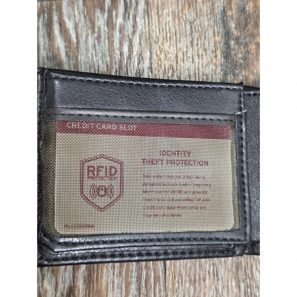 Levis Mens RFID Blocking Bifold Wallet Black Leather ID Window Logo Embossed